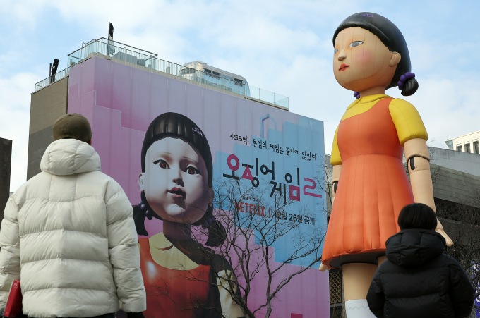 넷플릭스 한국 드라마 '오징어 게임' 시즌2가 올 초 미국에서 가장 많이 시청된 TV시리즈 1위를 차지해 화제다. 사진은 지난해 12월29일 서울 종로구 광화문광장에서 넷플릭스 오리지널시리즈 '오징어 게임' 시즌2 광고와 '영희'의 대형 조형물이 설치된 모습. /사진=뉴스1
