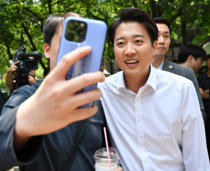사진으로 보는 '3색' 유세 대전… 대선 주자 3인, '광장·시장·캠퍼스' 누볐다