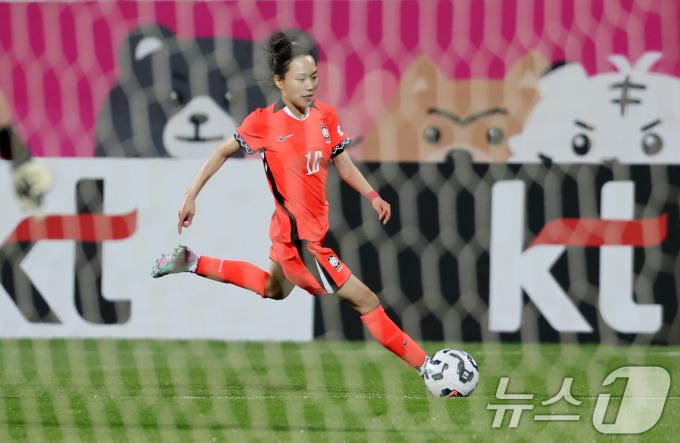 30일 오후 인천시 남동구 남동아시아드럭비경기장에서 열린 쿠팡플레이 초청 여자축구 국가대표팀 친선경기 대한민국과 콜롬비아의 경기에서 대한민국 장슬기가 돌파하고 있다. 2025.5.30/뉴스1 ⓒ News1 이승배 기자