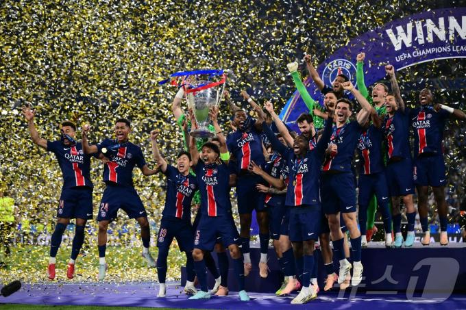 창단 후 처음으로 챔피언스리그 정상에 오른 PSG ⓒ AFP=뉴스1