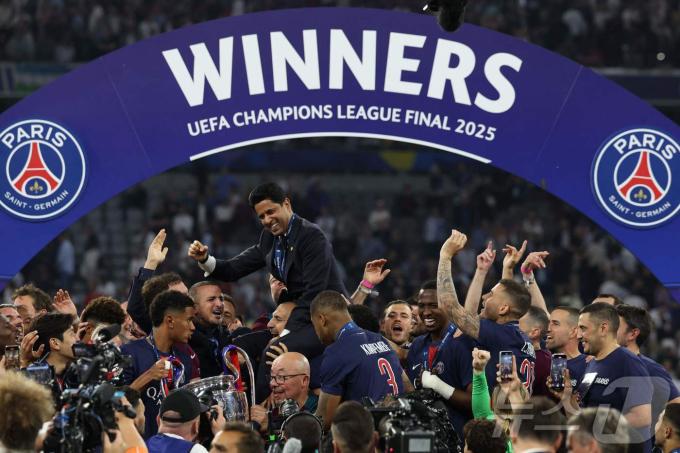 우승 세리머니를 하는 PSG ⓒ AFP=뉴스1