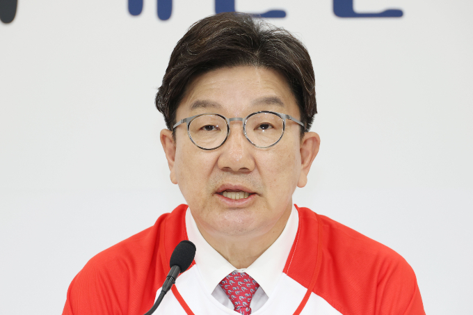 권성동 국민의힘 원내대표는 1일 앞서 유시민 작가의 발언 논란을 두고 이재명 더불어민주당 대선 후보가 입장을 밝힌 데 대해 비판의 수위를 높였다. 사진은 지난달 29일 서울 여의도 국회에서 기자간담회를 연 권 원내대표. /사진=뉴스1