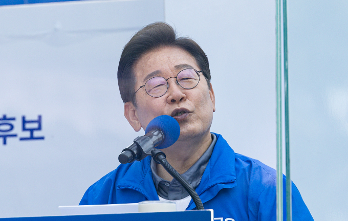 이재명 더불어민주당 대선 후보가 1일 리박스쿨 논란에 대해 입을 열었다. 사진은 이날 경북 안동 용부공원에서 시민들에게 지지를 호소하는 이 후보. /사진=뉴스1