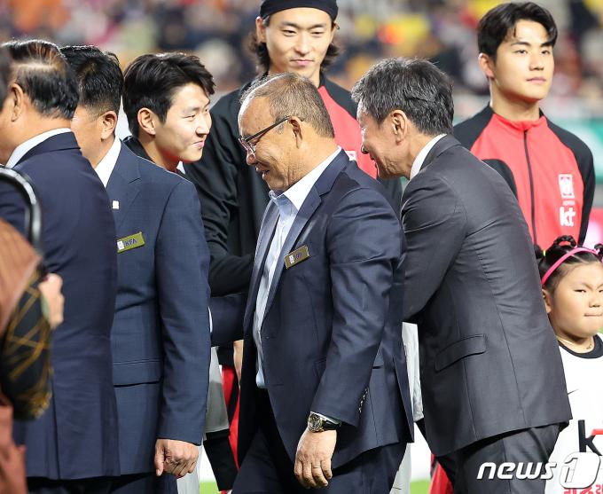 박항서 전 베트남 대표팀 감독과 정몽규 대한축구협회장이 17일 경기 수원시 팔달구 수원월드컵경기장에서 열린 축구 국가대표 평가전 대한민국과 베트남의 경기에 앞서 대표팀 이강인을 비롯한 선수들을 격려하고 있다. 2023.10.17/뉴스1 ⓒ News1 김진환 기자