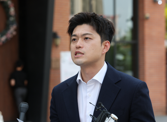 김한나 더불어민주당 대변인은 1일 김용태 국민의힘 비상대책위원장을 향한 비판의 수위를 올렸다. 사진은 지난달 30일 경기 화성 동탄역 인근에서 사전투표 관련 긴급기자회견을 하는 김 비대위원장. /사진=뉴스1