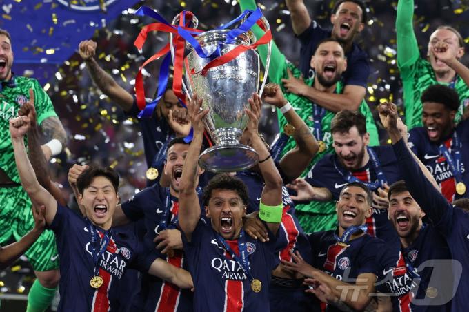 챔피언스리그 정상에 오른 이강인과 PSG 선수들ⓒ AFP=뉴스1