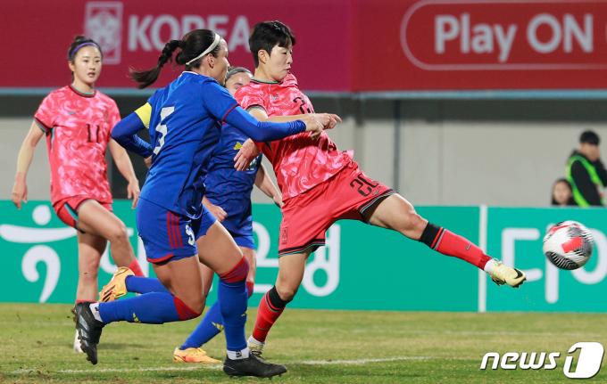 8일 오후 경기 이천종합운동장에서 열린 신세계 이마트 초청 여자축구 국가대표 친선경기 대한민국과 필리핀의 평가전 후반전, 한국 김혜리가 슛을 시도하고 있다. 2024.4.8/뉴스1 ⓒ News1 안은나 기자