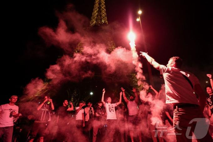 거리로 나와 불꽃을 터뜨리는 PSG 팬들ⓒ AFP=뉴스1