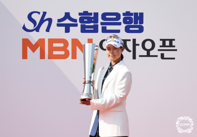 정윤지가 1일 열린 KLPGA투어 Sh수협은행 MBN 여자오픈에서 우승한 뒤 트로피를 들고 기념 촬영하고 있다. (KLPGA 제공)
