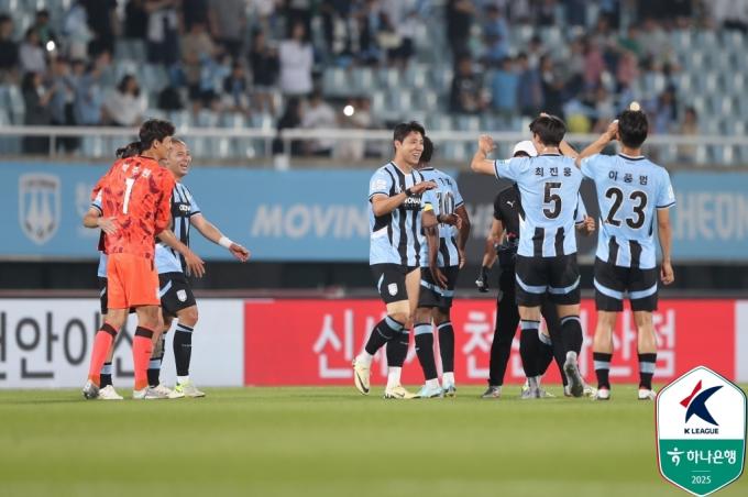 이정협이 멀티골을 터뜨린 천안이 인천과 3-3 무승부를 거뒀다.(한국프로축구연맹 제공)