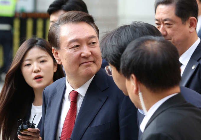 승리를 견인한 또 다른 결정적 요인은 선거 구도와 환경이다. 사진은 윤석열 전 대통령이 지난 5월26일 오후 서울 서초구 중앙지방법원에서 열린 내란 우두머리 혐의, 직권남용 권리행사방해 혐의 사건 5차 공판을 마친 후 법원을 나서며 지지자들을 보고 있는 모습. /사진=뉴스1