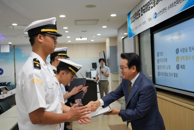 안병길 해진공 사장(오른쪽)이 해사고 학생에게 장학금을 전달하고 있다./사진=해진공
