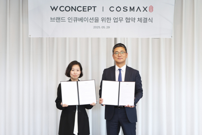 패션 플랫폼 W컨셉이 코스맥스와 국내 디자이너 브랜드의 뷰티 사업 확장 지원을 위한 업무협약을 체결했다. 안지수 W컨셉 상품기획담당(왼쪽)과 최재우 코스맥스 국내마케팅본부 부문장이 업무협약 체결 후 기념사진을 촬영하고 있다./사진=W컨셉