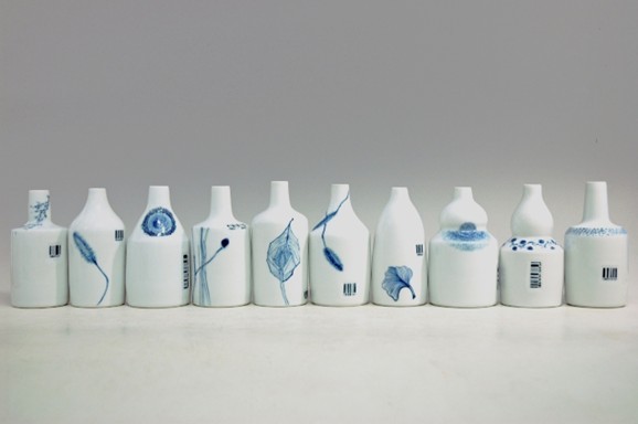 이기자, 파랑의 꽃(Flower of blue)_고령토, 청화안료, 물레성형, 1300℃_2014 (프로젝트 스페이스 제공)