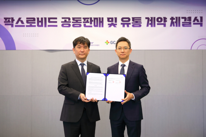 GC녹십자가 한국화이자제약과 팍스로비드의 국내 공동판매 및 유통계약을 체결했다. 허은철 GC녹십자 대표이사(오른쪽)가 오동욱 한국화이자제약 대표이사와 기념사진을 찍고 있다. /사진=GC녹십자 