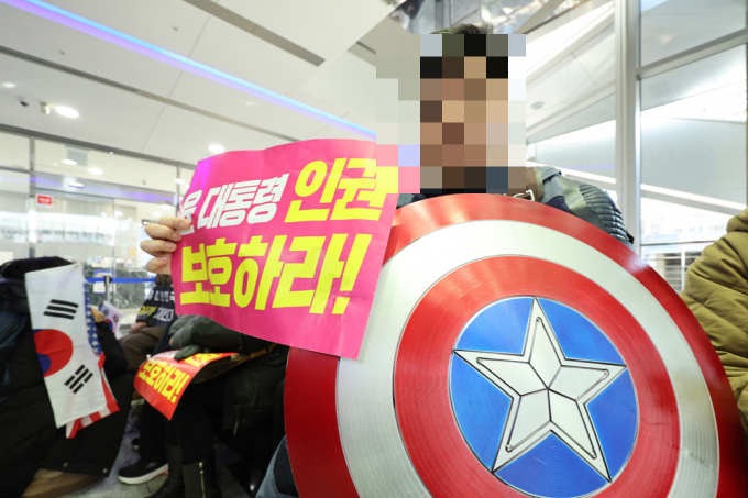 영화 캐릭터 '캡틴 아메리카' 복장을 하고 중국 대사관 및 경찰서 난입을 시도했던 윤석열 전 대통령 지지자가 1심 법원으로부터 실형을 받아 항소했다. 사진은 지난 2월10일 서울 중구 국가인권위원회 앞에서 윤석열 대통령 지지자가 윤 대통령의 불구속 수사를 권고할 것을 인권위에 촉구하는 모습. /사진=뉴스1