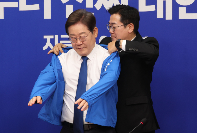사진은 지난 4월28일 서울 여의도 국회에서 열린 최고위원회의에서 이 후보에게 선거운동복을 입혀주는 박 원내대표. /사진=뉴시스
