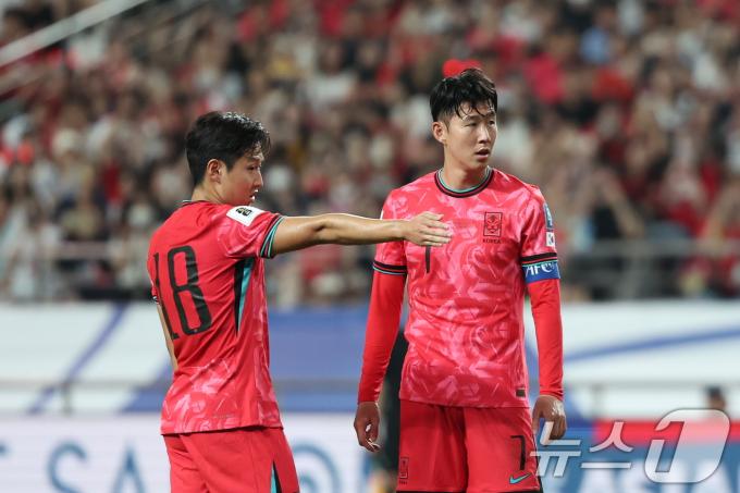 5일 오후 서울 마포구 서울월드컵경기장에서 열린 2026 국제축구연맹(FIFA) 북중미 월드컵 아시아 3차 예선 B조 1차전 대한민국과 팔레스타인의 경기, 대한민국 손흥민과 이강인이 프리킥 작전을 논의하고 있다. 2024.9.5/뉴스1 ⓒ News1 박지혜 기자