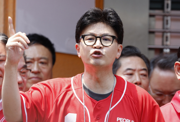 국민의힘 당내에서 윤석열 전 대통령의 탄핵을 두고 입장이 엇갈렸다. 사진은 한동훈 국민의힘 전 대표가 광주 동구 충장로 우체국앞에서 국민의힘 지지를 호소하는 모습. /사진=뉴스1
