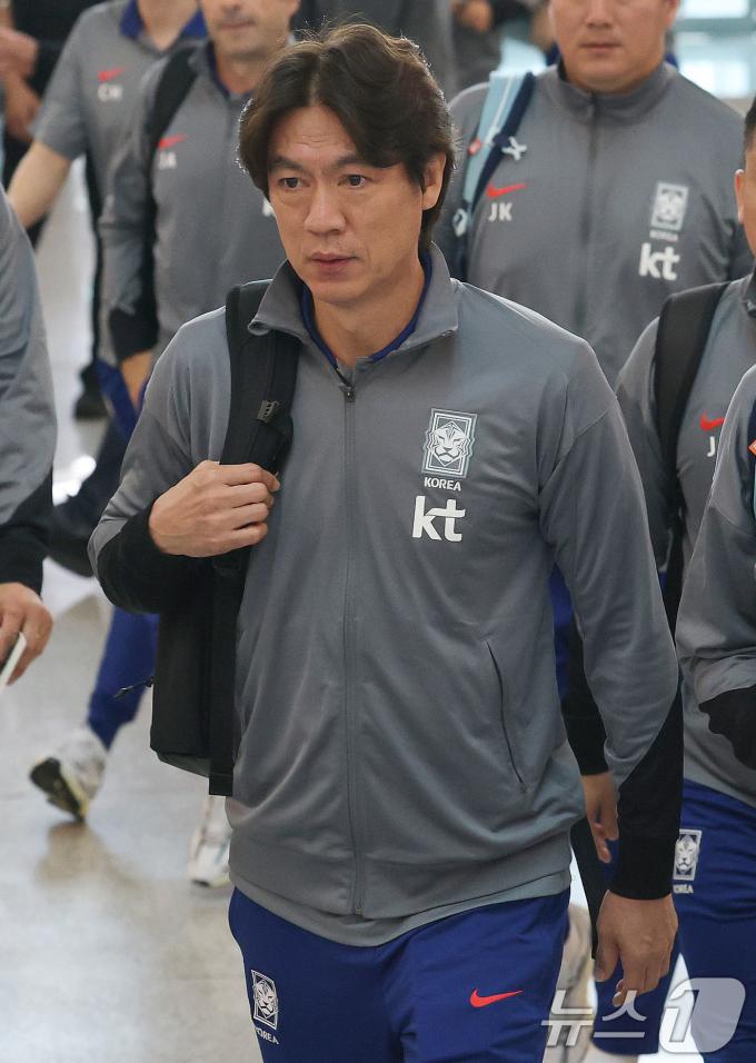 축구 국가대표팀 홍명보 감독이 2일 이라크전 원정경기를 하기 위해 인천국제공항을 통해 출국하고 있다. 대한민국 축구대표팀은 6일 오전 3시15분(한국시간) 이라크와 2026 국제축구연맹(FIFA) 북중미 월드컵 아시아 3차 예선 B조 경기를 치른다. 2025.6.2/뉴스1 ⓒ News1 박세연 기자