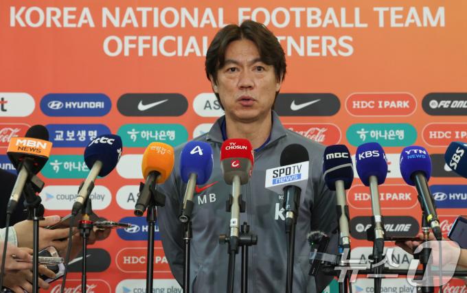 축구 국가대표팀 홍명보 감독이 2일 이라크전 원정경기를 하기 위해 인천국제공항을 통해 출국하며 인터뷰를 하고 있다. 대한민국 축구대표팀은 6일 오전 3시15분(한국시간) 이라크와 2026 국제축구연맹(FIFA) 북중미 월드컵 아시아 3차 예선 B조 경기를 치른다. 2025.6.2/뉴스1 ⓒ News1 박세연 기자
