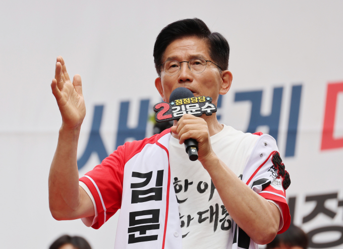 김문수 국민의힘 대선 후보가 2일 오전 제주에서 유권자의 지지를 호소했다. 사진은 전날 서울에서 유세하는 김 후보. /사진=뉴시스(공동취재)