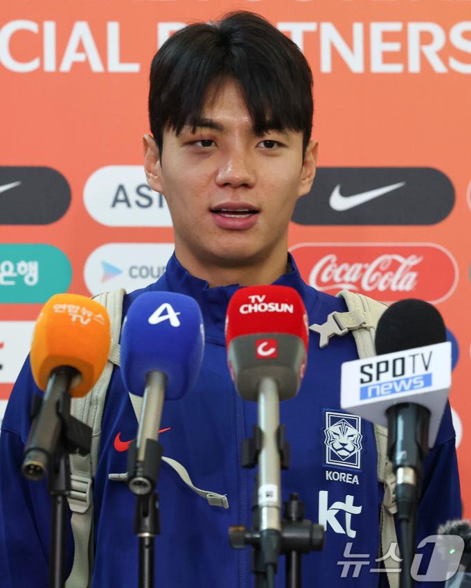 축구 국가대표팀 전진우 선수가 2일 이라크전 원정경기를 하기 위해 인천국제공항을 통해 출국하며 인터뷰를 하고 있다. 대한민국 축구대표팀은 6일 오전 3시15분(한국시간) 이라크와 2026 국제축구연맹(FIFA) 북중미 월드컵 아시아 3차 예선 B조 경기를 치른다. 2025.6.2/뉴스1 ⓒ News1 박세연 기자
