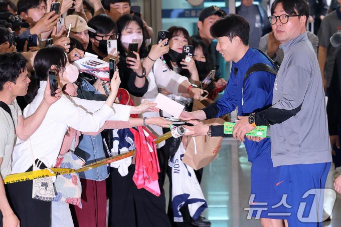축구 국가대표팀 주장 손흥민 선수가 2일 이라크전 원정경기를 하기 위해 인천국제공항을 통해 출국하며 팬들과 인사하고 있다. 대한민국 축구대표팀은 6일 오전 3시15분(한국시간) 이라크와 2026 국제축구연맹(FIFA) 북중미 월드컵 아시아 3차 예선 B조 경기를 치른다. 2025.6.2/뉴스1 ⓒ News1 박세연 기자