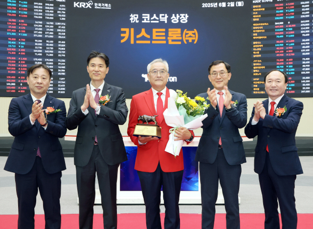  유도석(왼쪽부터) 한국IR협의회 상무, 민경욱 한국거래소 코스닥시장본부장, 정민호 키스트론 대표이사, 정근수 신한투자증권 CIB총괄 사장, 강왕락 코스닥협회 부회장 등이 2일 서울 여의도 한국거래소 사옥에서 열린 키스트론 코스닥시장 상장 기념 행사에 참석해 기념 촬영을 하고 있다./사진 한국거래소