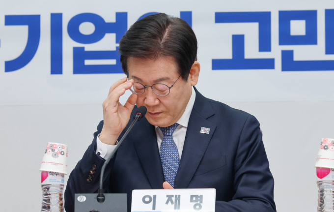 이재명 대통령 당선인이 지난 2월5일 서울 여의도 국회에서 열린 '트럼프 2.0 시대 핵심 수출기업의 고민을 듣는다 : 종합토론'에 참석해 안경을 고쳐쓰고 있다. /사진=뉴스1