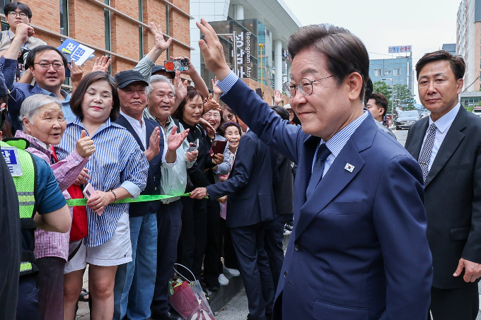 정치권에서는 이재명 정부의 차기 인선을 두고 여러 추측이 돌고 있다. 사진은 지난 2일 경기  성남시의료원 앞에서 시민들과 인사하는 이 후보. /사진=뉴스1
