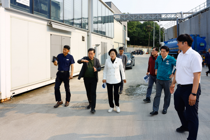 김경희 이천시장(앞줄 왼쪽서 3번째)이 민선 8기 핵심 사회간접자본(SOC) 사업 현장을 직접 방문해 사업 추진 상황을 점검하고 있다. /사진제공=이천시