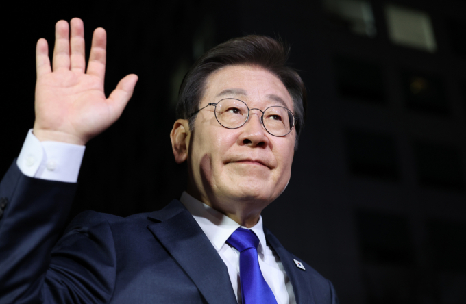 제 21대 대통령 선거에서 당선이 확실시된 이재명 더불어민주당 대통령 후보가 4일 서울 여의도 민주당사에 들어서고 있다. / 사진=공동취재
