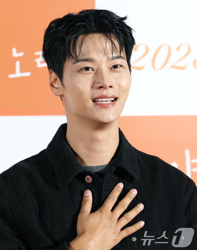 배우 차학연이 2일 서울 용산구 CGV용산아이파크몰에서 열린 영화 '태양의 노래'(감독 조영준) 언론시사회에 참석해 인사를 하고 있다. '태양의 노래'는 한밤중에만 데이트할 수 있는 미솔(정지소 분)과 민준(차학연 분)이 음악을 통해 서로 사랑에 빠지며 함께 꿈을 이루기 위해 도전해 나가는 뮤직 로맨스다. 2025.6.2/뉴스1 ⓒ News1 권현진 기자
