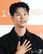 배우 차학연이 2일 서울 용산구 CGV용산아이파크몰에서 열린 영화 '태양의 노래'(감독 조영준) 언론시사회에 참석해 인사를 하고 있다. '태양의 노래'는 한밤중에만 데이트할 수 있는 미솔(정지소 분)과 민준(차학연 분)이 음악을 통해 서로 사랑에 빠지며 함께 꿈을 이루기 위해 도전해 나가는 뮤직 로맨스다. 2025.6.2/뉴스1 ⓒ News1 권현진 기자