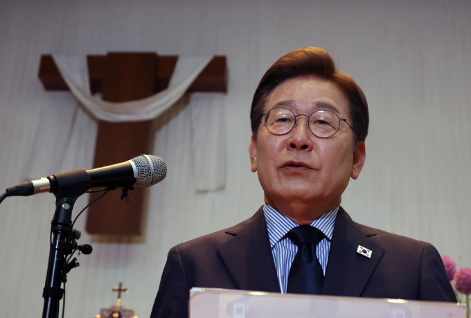 이재명 더불어민주당 대통령 후보가 대통령으로 당선돼 취임할 경우 첫 업무로 "경제 상황 점검을 가장 먼저 지시하겠다"고 전했다. 사진은 이재명 더불어민주당 대통령 후보가 2일 경기 성남주민교회에서 기자회견을 하고 있는 모습. /사진=뉴시스