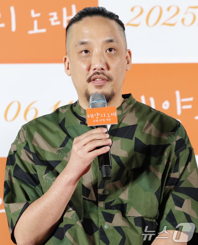 조영준 감독이 2일 서울 용산구 CGV용산아이파크몰에서 열린 영화 '태양의 노래' 언론시사회에 참석해 인사말을 하고 있다. '태양의 노래'는 한밤중에만 데이트할 수 있는 미솔(정지소 분)과 민준(차학연 분)이 음악을 통해 서로 사랑에 빠지며 함께 꿈을 이루기 위해 도전해 나가는 뮤직 로맨스다. 2025.6.2/뉴스1 ⓒ News1 권현진 기자