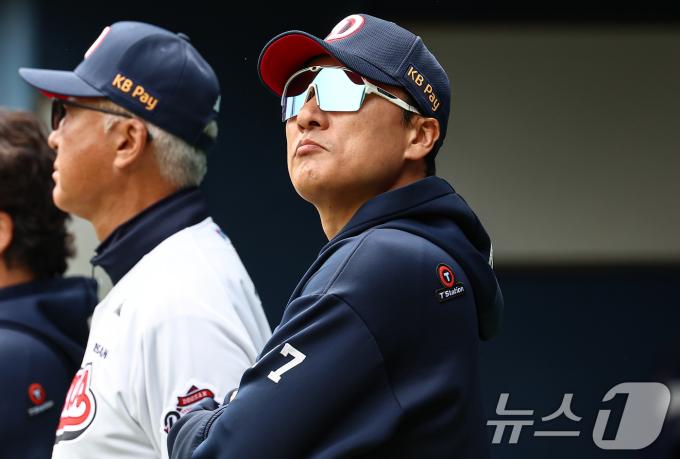 27일 서울 송파구 잠실야구장에서 열린 프로야구 '2025 신한 SOL 뱅크 KBO리그' 롯데 자이언츠와 두산 베어스의 경기, 두산 이승엽 감독이 그라운드를 지켜보고 있다. 2025.4.27/뉴스1 ⓒ News1 김도우 기자