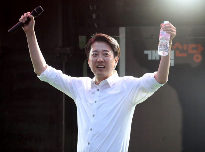 이준석 개혁신당 대통령 후보가 21대 대통령선거를 하루 앞둔 2일 오후 대구 수성구 수성못 상화동산을 찾아 지지를 호소하고 있다. /사진=뉴스1