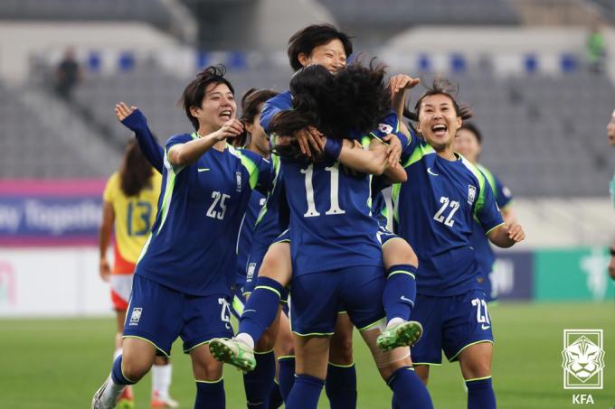대한민국 여자 축구 국가대표팀 선수들이 2일 경기 용인미르스타디움에서 열린 '쿠팡플레이 초청 여자축구국가대표팀 친선경기' 콜롬비아와의 2차전에서 정민영의 선취골이 나오자 환호하고 있다. (대한축구협회 제공, 재판매 및 DB금지) 2025.6.2/뉴스1