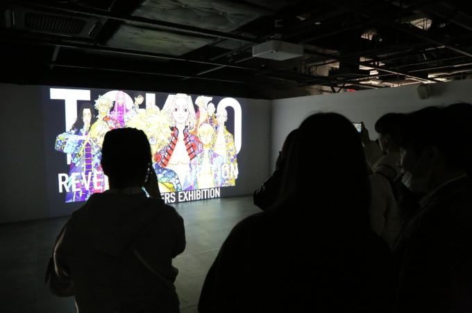 '도쿄卍리벤저스'展 덕스(DUEX) 홍대 1관 전시 전경 (웨이즈비 제공)