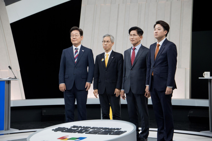 사전투표를 마친 제21대 대선 후보들이 3일 각자의 방식으로 하루를 보낼 전망이다. 사진은 지난달 27일 열린 제21대 대통령선거 3차 후보자토론회 시작에 앞서 각 정당 대선후보들이 기념촬영을 임한 모습. /사진=뉴시스