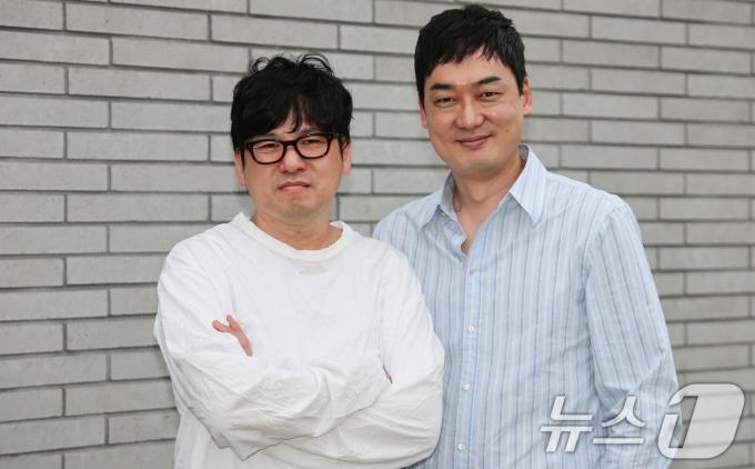 뮤지컬 '보이스 오브 햄릿 : 더 콘서트'의 오필영 프로듀서(오른쪽)와 김성수 음악 수퍼바이저가 2일 서울 종로구 이모셔널씨어터에서 인터뷰를 하기 앞서 포즈를 취하고 있다. 2025.6.2/뉴스1 ⓒ News1 허경 기자