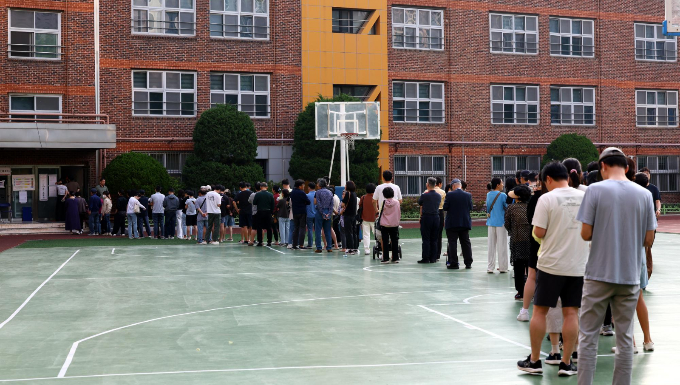 제21대 대통령선거 투표율이 3일 오전 10시 기준 13.5%로 집계됐다. 사진은 이날 오전 서울 서초구 원명초등학교에 마련된 서초4동 제3투표소. /사진=뉴시스