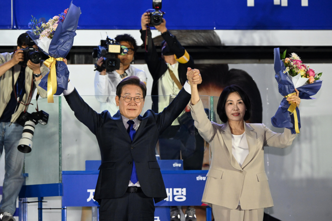 이재명 대통령이 4일 오전 서울 여의도 국회 앞에서 열린 국민 개표방송 행사에서 꽃다발을 받은 뒤 시민들을 향해 인사하고 있다. / 사진=공동취재