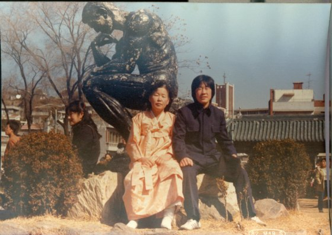 1982년, 이재명은 중앙대 법학과에 입학했고 1986년 사법시험 최종 합격의 문턱을 넘어섰다.사진은 1982년 모친 구호명 여사(지난해 별세)와 중앙대 입학을 위해 학교를 찾은 이재명 당선인의 모습. /사진=이재명 측 제공