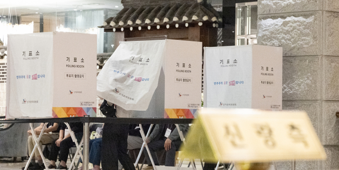 제21대 대통령 선거 투표율이 주목된다. 사진은 3일 서울 구로구 소재 웨딩홀에 마련된 투표소에서 투표하는 유권자. /사진=뉴스1