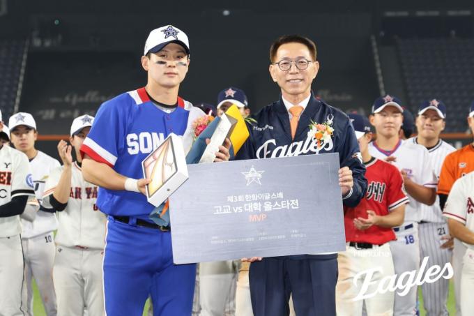 김동휘(왼쪽)와 박종태 한화 이글스 대표이사. (한화 이글스 제공)