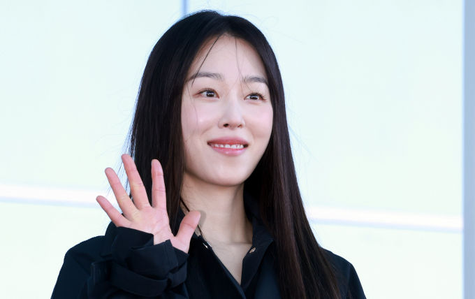배우 서현진이 깡통전세 피해를 받고 서울 성동구 옥수동에 위치한 한 아파트로 이사를 간 것으로 확인됐다. 사진은 서현진이 인천국제공항 제2터미널을 통해 이탈리아 밀라노로 출국에 앞서 포즈를 취하는 모습. /사진=뉴스1