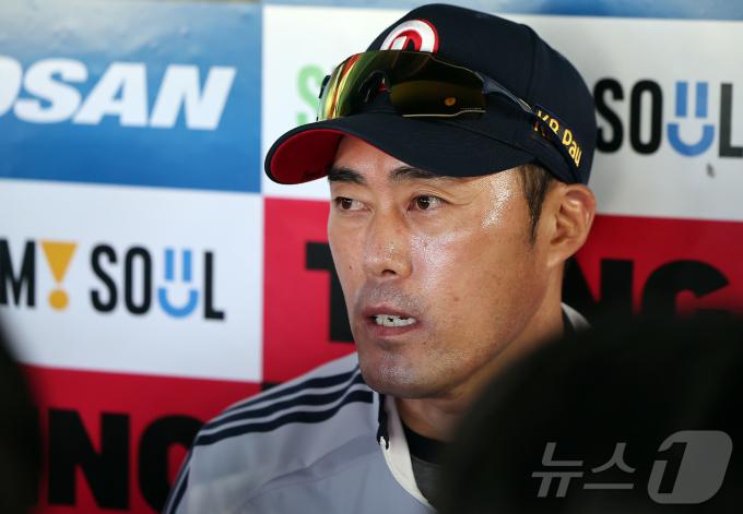 조성환 두산 베어스 감독대행이 3일 오후 서울 송파구 잠실야구장에서 열리는 프로야구 '2025 신한 SOL뱅크 KBO 리그' KIA 타이거즈와의 경기를 앞두고 취재진과 인터뷰를 하고 있다. 2025.6.3/뉴스1 ⓒ News1 김진환 기자